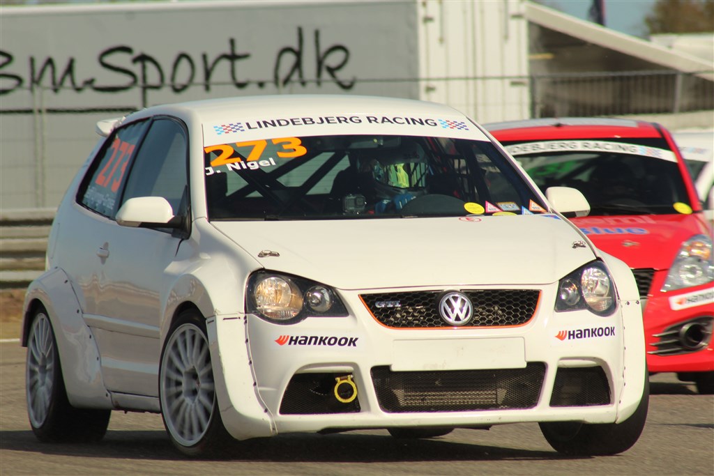 Jeff Nigel Lyngø-Grosen døjede med nogle bremseproblemer gennem det meste af weekenden. Men når det kørte for ham, var der god fart i den lille hvide VW Polo GTi.
(Foto: JJ Media)